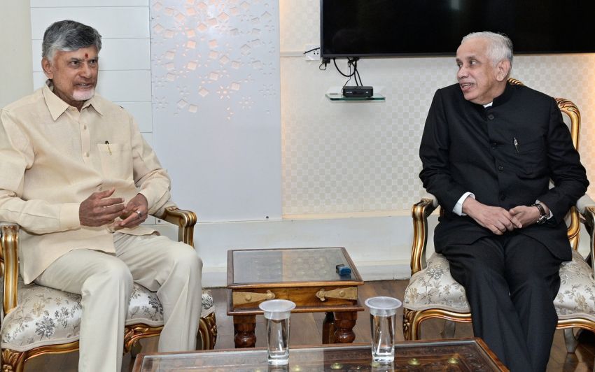 ఆంధ్రప్రదేశ్ సీఎం చంద్రబాబు నాయుడు విజయవాడలో రాజ్‌భవన్‌లో గవర్నర్‌ను కలిశారు