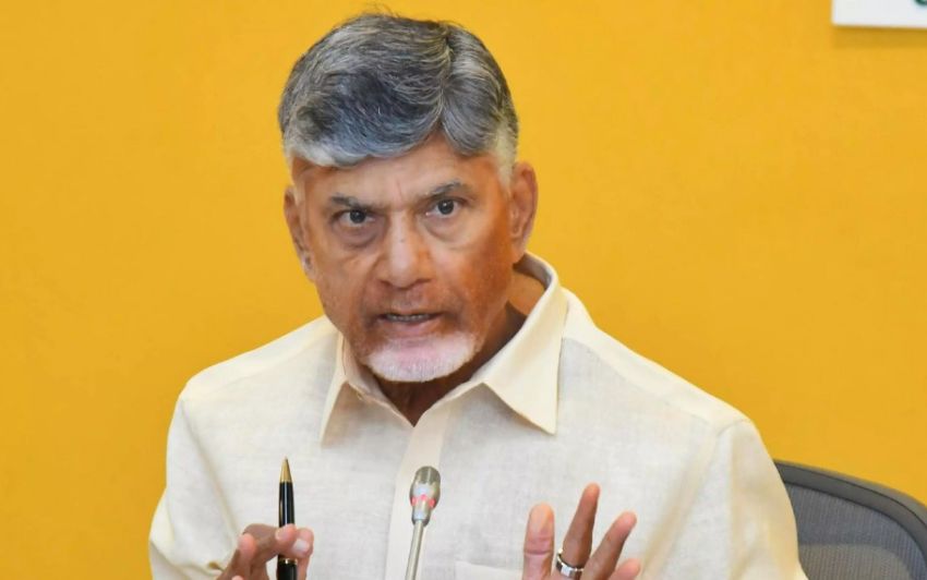 ఏపీ సీఎం చంద్రబాబు సమీక్ష: కృష్ణా, గోదావరి నదుల వరద పరిస్థితులు