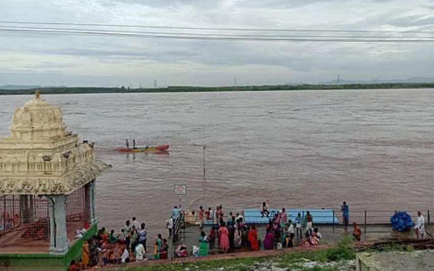 గోదావరి నది: భద్రాచలంలో ఉప్పొంగిన గోదావరి.. తొలి ప్రమాద హెచ్చరిక జారీ