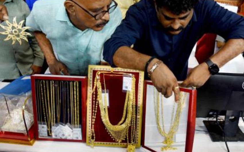 బంగారం ధరలు బలహీనంగా ప్రారంభం; 10 గ్రాములకి రూ.1.22–1.23 లక్షలకు పడిపోవచ్చని అంచనా