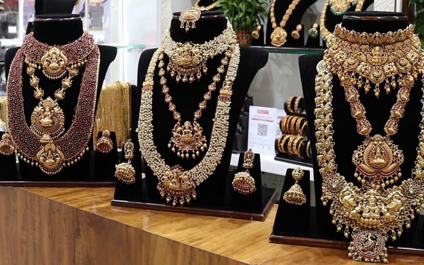 అమెరికా షట్‌డౌన్ కారణంగా గోల్డ్ ధర $3,900 పైగా పెరగింది