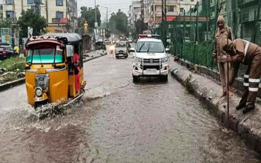 ముసీ నది ఉగ్రరూపం: హైదరాబాద్‌లో ముసారాంబాగ్ బ్రిడ్జి మూసివేత