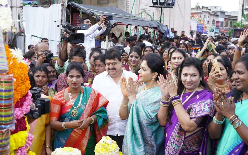 Khushbu Sundar Joins Bathukamma Celebrations at Charminar Temple
