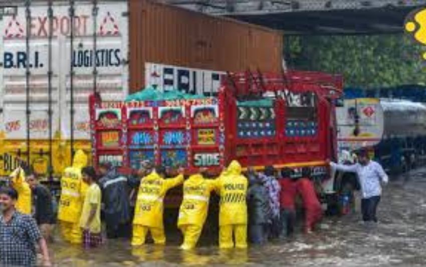 Mumbai Rains: Heavy Downpour Disrupts City, 17 Local Trains Cancelled, Orange Alert Issued