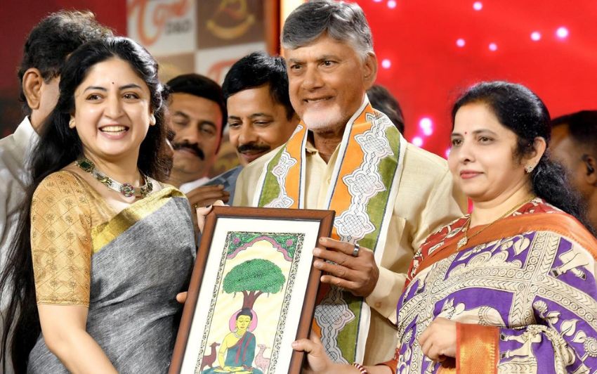 పూనం కౌర్ నుండి చంద్రబాబు కి బహుమతి
