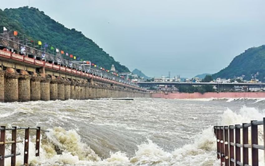 ప్రకాశం బ్యారేజీకి భారీ వరద ప్రవాహం – విపత్తు నిర్వహణ సంస్థ హెచ్చరికలు