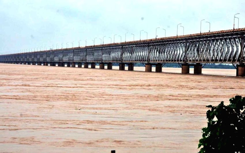 తెలంగాణకు డబుల్ అలర్ట్ – పొంగుతున్న నదులు, అతి భారీ వర్షాల హెచ్చరిక