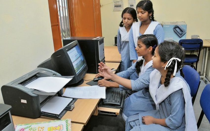 తెలంగాణ సర్కారు స్కూళ్లలో కంప్యూటర్ టీచర్ల నియామకం – నెలకు ₹15,000 వేతనం