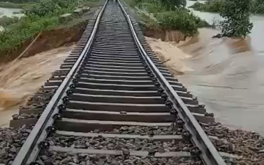 Heavy Rains in Telangana Disrupt Train Services – Cancellations, Diversions, and Helpline Numbers